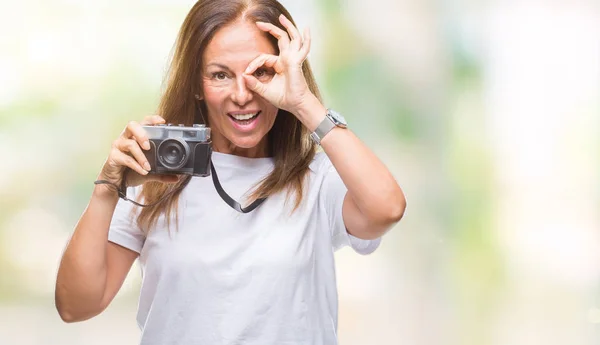 Middle Age Hispanic Woman Taking Pictures Using Vintage Photo Camera — Stock Photo, Image