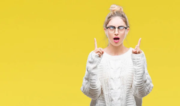 Giovane Bella Donna Bionda Che Indossa Occhiali Sfondo Isolato Stupito — Foto Stock