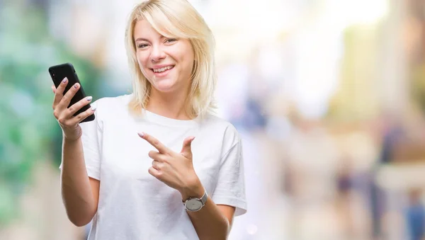 Joven Hermosa Mujer Rubia Usando Teléfono Inteligente Sobre Fondo Aislado — Foto de Stock