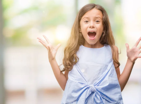 Brunette Spaanse Meisje Vieren Gek Verbaasd Voor Succes Met Armen — Stockfoto