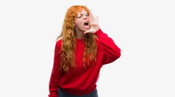 Młoda Ruda Kobieta Nosi Czerwony Sweter Krzycząc Krzycząc Głośno Bok — Zdjęcie stockowe
