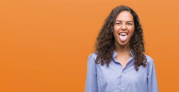 Junge Hispanische Geschäftsfrau Streckt Glücklich Die Zunge Heraus Mit Witzigem — Stockfoto