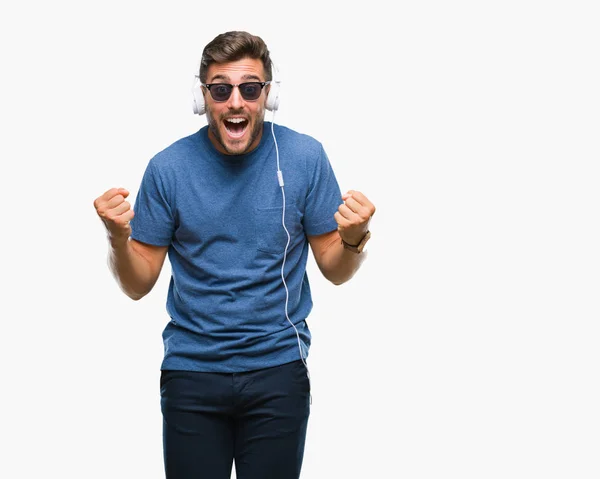 Jovem Homem Bonito Usando Fones Ouvido Ouvindo Música Sobre Fundo — Fotografia de Stock