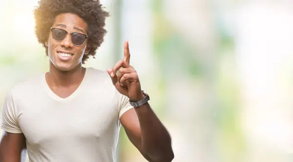 Afro Amerikansk Man Bär Solglasögon Över Isolerade Bakgrund Pekande Finger — Stockfoto