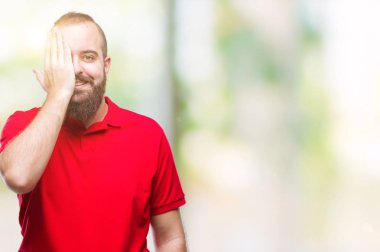 Üzerinde kırmızı gömlek giyen genç beyaz hipster adam arka plan kapsayan bir göz yüz ve sürpriz duygu kendinden emin gülümseme ile el ile izole.