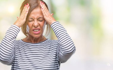 İspanyol kadın kıdemli orta yaş çünkü umutsuz ve stresli baş ağrısı acı izole arka plan üzerinde ağrı ve migren. Ellerini kafasına.