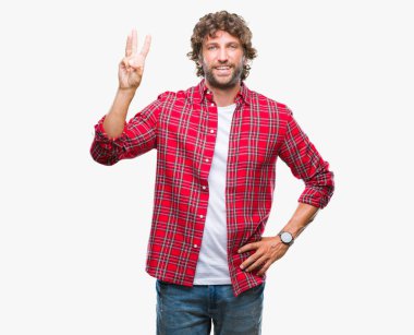 Gösterilen ve parmakları ile işaret izole arka plan yakışıklı İspanyol modeli adam kendinden emin ve mutlu gülümseyerek iken üçüncü.