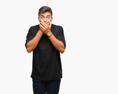 Yakışıklı delikanlı izole arka plan ağız hata için elleriyle kapsayan şok içinde. Gizli kavramı.