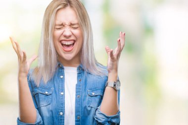 Sarışın genç kadın deli ve silah ile başarı için deli kutluyor izole arka plan üzerinde kaldırdı ve heyecanlı çığlık gözler kapalı. Kazanan kavramı