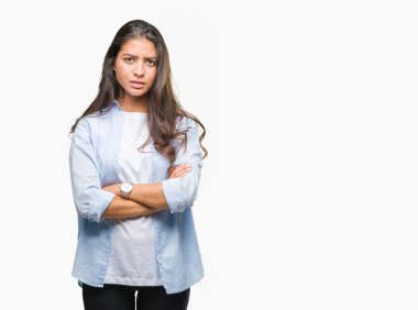 Genç güzel Arap kadın izole arka plan şüpheci ve çapraz kolları olan yüzündeki gergin, onaylamayan ifade yüzünden. Negatif kişi.