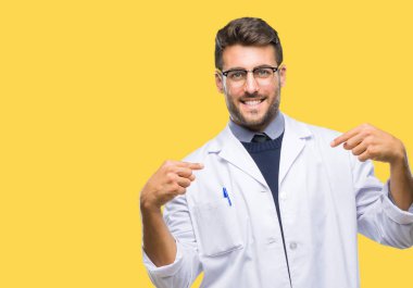 Yüzünde gülümseme ile kendinden emin görünüyorsun, kendini gururlu ve mutlu parmakları ile işaret izole arka plan üzerinde scientis yakışıklı delikanlı giyen Doktor, kat.