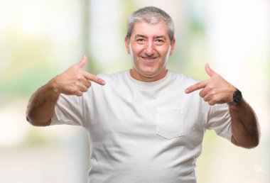 Yüzünde gülümseme ile kendinden emin görünüyorsun, kendini gururlu ve mutlu parmakları ile işaret izole arka plan üzerinde üst düzey yakışıklı.