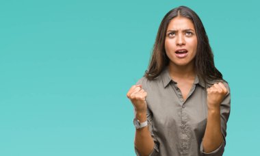 İzole arka plan çılgın ve kızgın bağırarak ve agresif ifade ve kaldırdı silah bağırmayı güzel Arap kadın. Hayal kırıklığı kavramı.