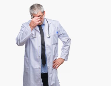İzole arka burun ve göz yorgunluğu ve baş ağrısı duygu sürtünme yorgun yakışıklı kıdemli Doktor adam. Stres ve hayal kırıklığı kavramı.