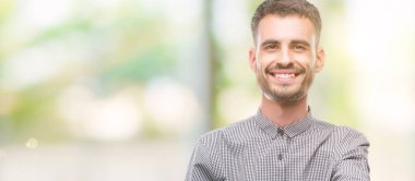 Tebrik ve konuksever dost sunan karşılıklı gülümseyen genç hipster adam. Başarılı iş.