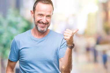 Orta yaş ağarmış komuta sizde seyir ve başparmak yanında yukarıyı mutlu yüz ile gülümseyen izole arka plan üzerinde.