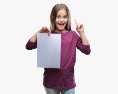 Boş sayfa tutan genç güzel kız izole arka plan üzerinde bir fikir ile sürpriz kağıt veya gülen yüz, bir numara ile işaret parmağı soru