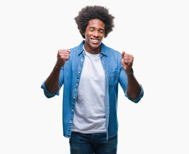 Afro Amerikalı adam izole arka kolları olan başarı için heyecan üzerinde zafer kutluyor gülümseyen kaldırdı. Kazanan kavramı.