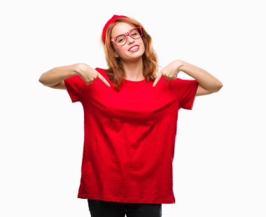 Yüzünde gülümseme ile kendinden emin görünüyorsun, kendini gururlu ve mutlu parmakları ile işaret izole arka plan üzerinde genç güzel kadın.