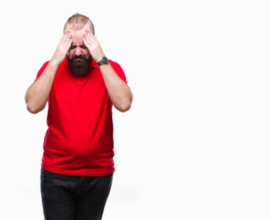 Çünkü üzerinde kırmızı gömlek giyen genç beyaz hipster adam arka plan baş baş ağrısı için el ile izole stres. Migren muzdarip.