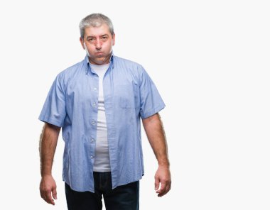 Komik surat ile yanakları şişirme izole arka plan üzerinde yakışıklı komuta sizde. Ağız ile hava, deli ifade şişirilmiş.