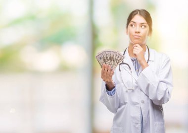 Düşünmeye soru, çok karışık fikir ciddi bir yüz dolar tutan genç İspanyol doktor kadın