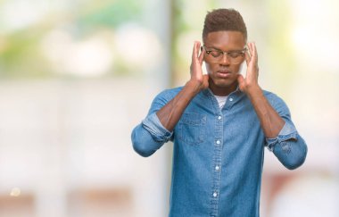 Çünkü genç Afro-Amerikan adam arka plan baş baş ağrısı için el ile izole stres. Migren muzdarip.