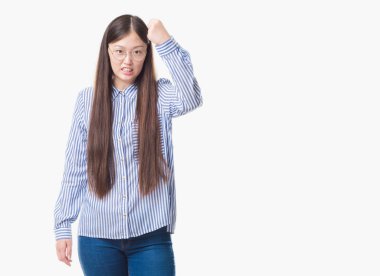 İzole arka plan gözlük rahatsız ve hayal kırıklığına uğramış bağırarak öfkeyle, çılgın ve yükseltilmiş el, öfke kavramı ile diye bağıran giyen genç Çinli iş kadın