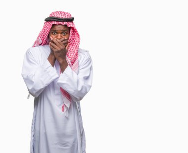 Geleneksel keffiyeh üzerinde giyen genç Arapça Afrika adam arka plan ağız hata için elleriyle kapsayan şok izole. Gizli kavramı.
