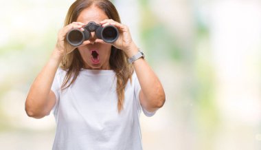 Orta yaş İspanyol kadın izole arka şok sürpriz yüzü, korkuyor ve korku ifadesi ile heyecanlı olan korkmuş üzerinde dürbün arıyor