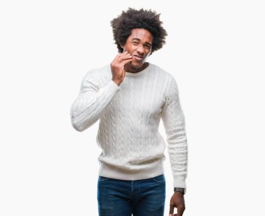 Diş ağrısı veya dişlerde dişlerle ilgili hastalık nedeniyle ağız acı ifadesi ile el ile dokunmak izole arka plan üzerinde Afro Amerikalı adam. Diş hekimi kavramı.