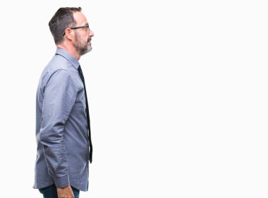 Orta yaş ağarmış üst düzey iş adam gözlük izole arka tarafına, seyir üzerinde dinlenmek doğal yüz emin gülümseme ile pozuyla profili.