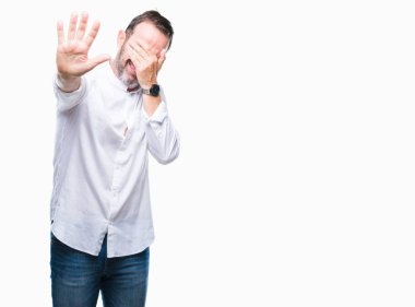 Orta yaş ağarmış kıdemli adam elleriyle gözlerini kapsayan izole arka plan üzerinde ve stop jest ile acı ve korku ifadesi. Utandım ve negatif kavramı.