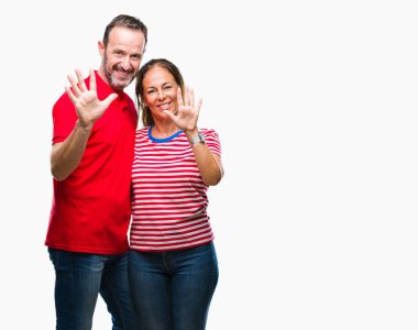 Orta yaş İspanyol çift gösterilen ve parmakları ile işaret izole arka plan üzerinde aşık number ten kendinden emin ve mutlu gülümseyerek süre.