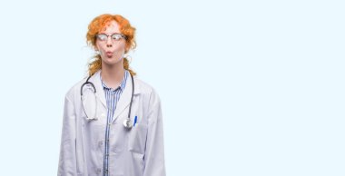 Doktor Tekdüzen yapma balık yüz dudaklı, çılgın ve komik bir jest giyen genç Kızıl saçlı kadın. Komik ifade.