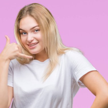 İşin gülümseyen izole arka plan üzerinde beyaz kadın telefon hareketi ile el ve parmak telefonda konuşuyor gibi. Kavramları iletişim.