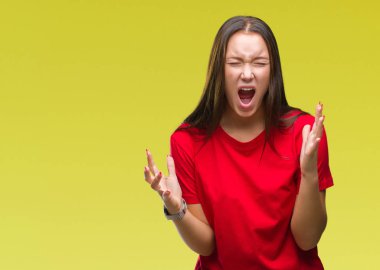 İzole arka plan çılgın ve kızgın bağırarak ve agresif ifade ve silah kaldırdı bağırmaya genç güzel beyaz bir kadın. Hayal kırıklığı kavramı.