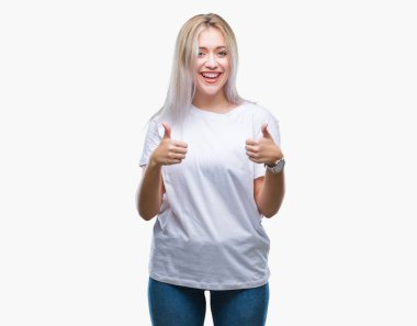 Genç Sarışın kadın el ile pozitif jest yapıyor izole arka plan başarı işareti yüzünden başparmak gülümseyen ve mutlu. Neşeli bir ifadeyle, kazanan jest kameraya bakıyor.