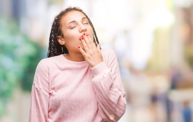 Genç izole arka plan ağız el ile kapsayan yorgun esneme sıkılmış üzerinde saç Afro-Amerikan Kız giyiyor kazak örgülü. Restless ve uyku hali.