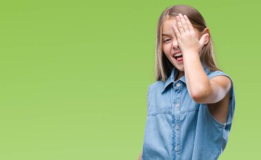 Genç güzel kız yüz ve sürpriz duygu kendinden emin gülümseme ile el ile bir göz kapsayan izole arka plan üzerinde.