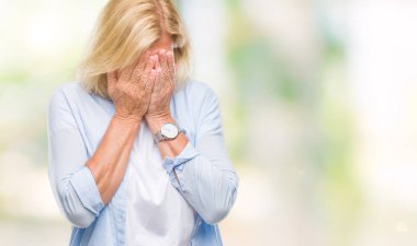 Orta yaş sarışın kadın ağlayarak süre elleriyle yüzünü kapsayan üzgün ifade ile izole arka plan yüzünden. Depresyon kavramı.