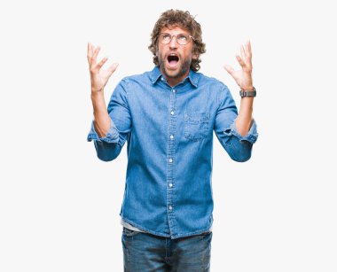 Kızgın ve silah ile başarı için deli izole arka plan kutluyor üzerinde gözlük takan yakışıklı İspanyol modeli adam kaldırdı ve heyecanlı çığlık gözler kapalı. Kazanan kavramı