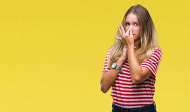 Bir şey pis ve iğrenç kokulu izole arka plan, dayanılmaz koku, holding nefes burun parmaklar ile genç güzel sarışın kadın. Kötü kokuyor kavramı.