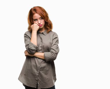 İzole arka plan düşünme seyir üzerinde genç güzel kadın yorgun ve sıkılmış çapraz silah depresyon sorunları ile.