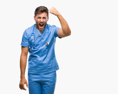 Genç yakışıklı Doktor cerrah adam izole arka plan öfkeli ve sinirli sinirli ve öfke ile bağırarak süre öfkeli yumruk yükselterek. Öfke ve agresif kavramı.