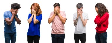 Afrikalı-Amerikalı, İspanyol ve insanların üzgün ifadeyle yüz eller ile ağlayarak süre kapsayan izole beyaz arka plan üzerinde beyaz grup bileşimi. Depresyon kavramı.