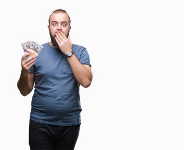 Hata, korku, sessizlik içinde gizli kavramı korkmuş ifade için utanç ile izole arka kapak ağız el ile üzerinden para tutan genç hipster adam şok