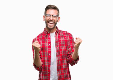 Soyutlanmış, mutlu ve heyecanlı genç bir adam kollarını kaldırmış, gülümseyen ve başarı için çığlık atan kazanan bir jest yapıyor. Kutlama konsepti.