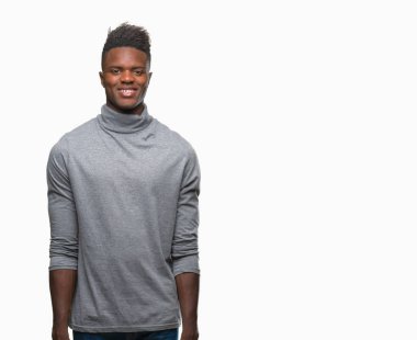 İzole arka plan ile bir mutlu ve güzel genç Afro-Amerikan adam yüzünde gülümseme. Şanslı kişi.