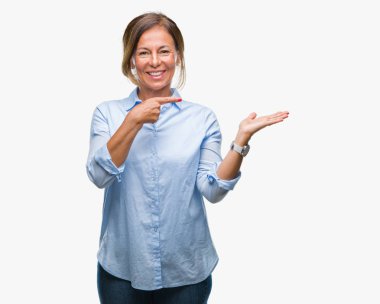 Orta yaş üzerinden hayran ve el ile sunulması ve parmak ile işaret ederken kameraya gülümseyen izole arka plan İspanyol kadın kıdemli.